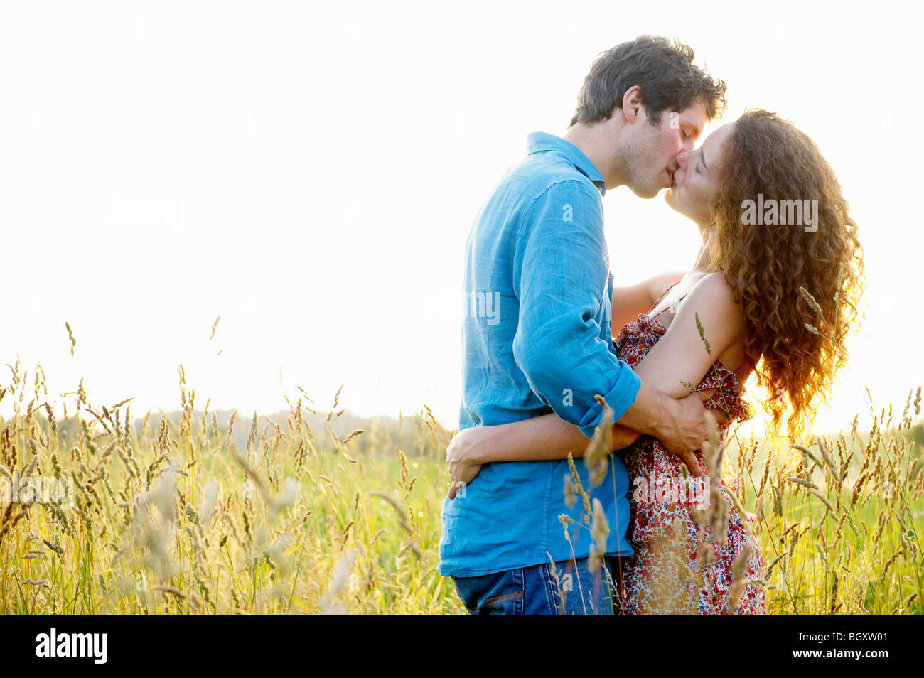 Giovane baciare in un campo di grano Foto Stock