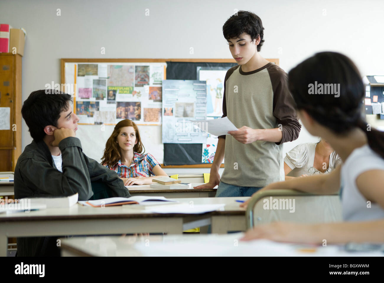 Studente di scuola superiore dando presentazione in classe Foto Stock