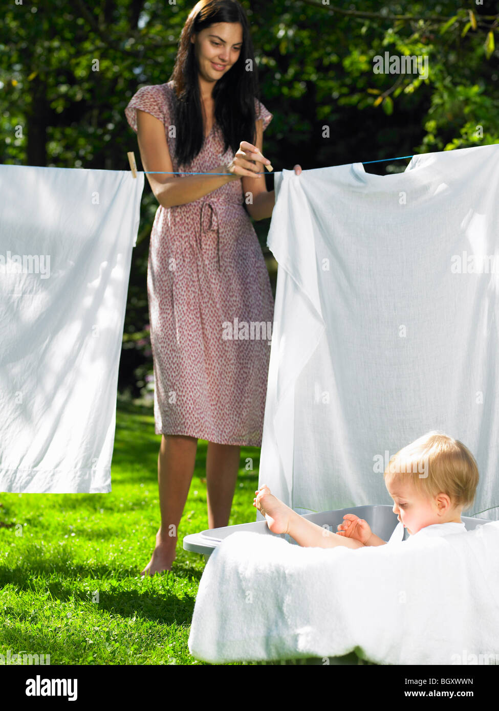 Madre e figlio facendo il servizio lavanderia Foto Stock