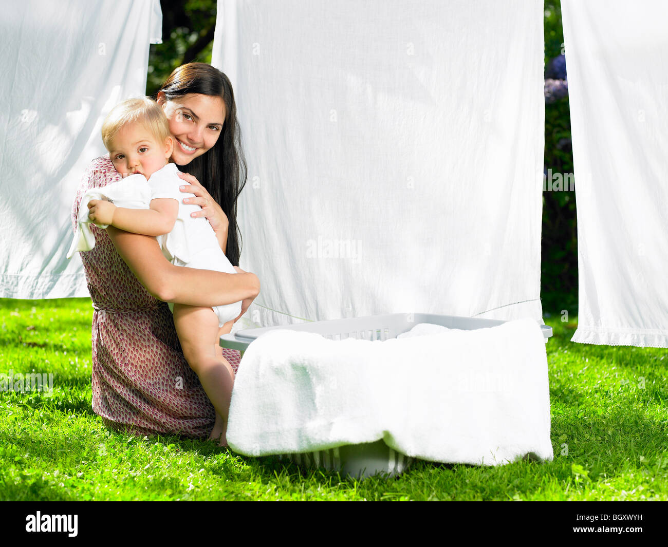 Madre e figlio cuddling nel servizio lavanderia Foto Stock