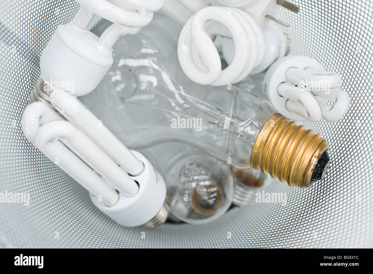 Un assortimento di lampadine convenzionali e a basso consumo energetico Foto Stock