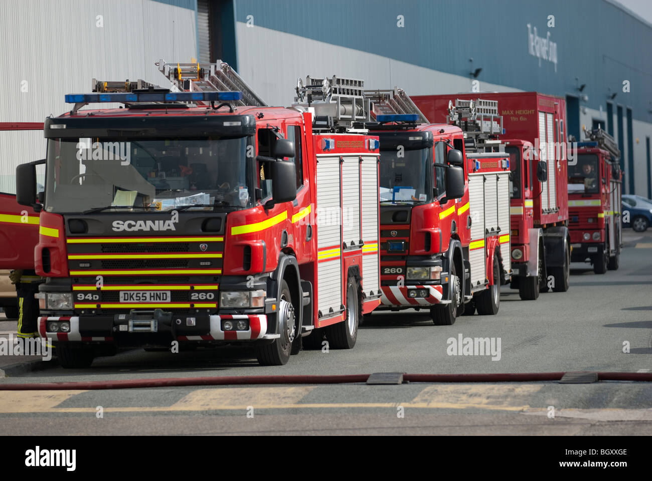 Fila di quattro motori Fire al grande incendio modello completamente rilasciato Foto Stock