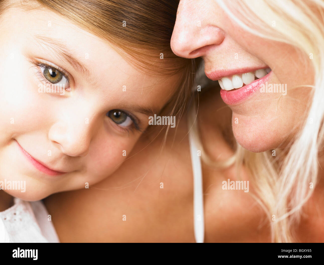 Madre e figlia coccole Foto Stock