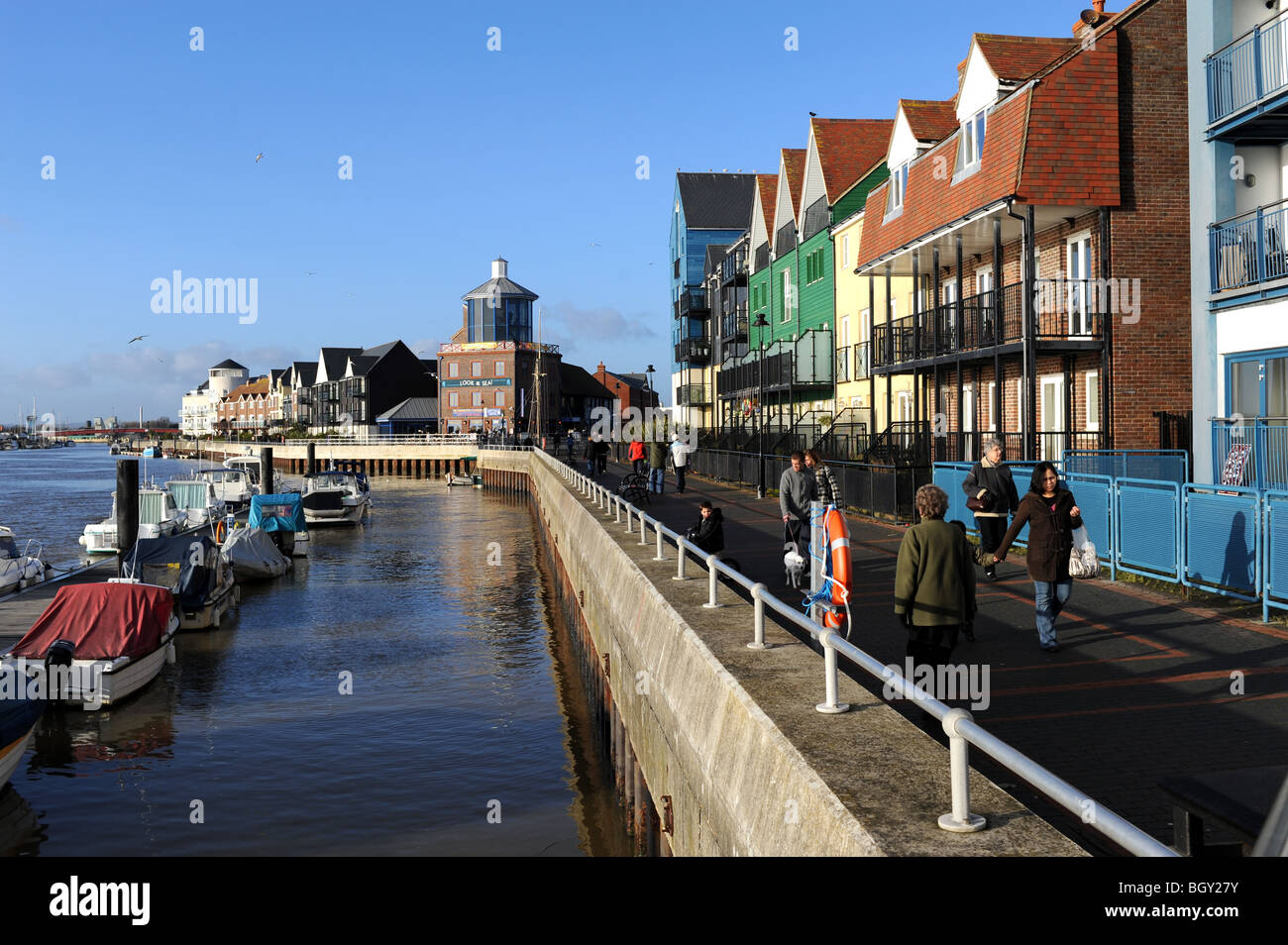 Il lato del porto a piedi e proprietà a Piombino Porto West Sussex Regno Unito Foto Stock