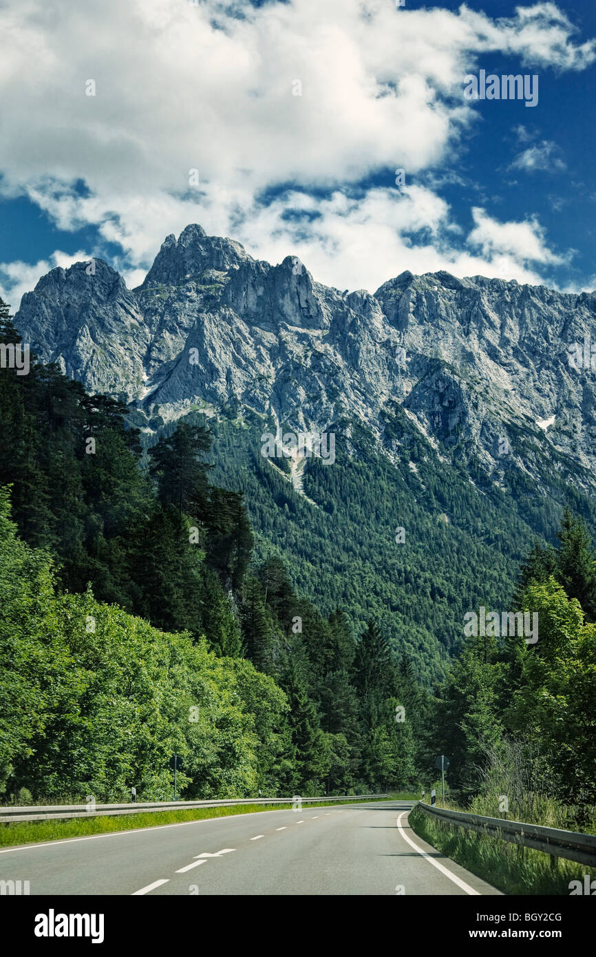 Strada di montagna, monti Wetterstein e Zugspitze, catena montuosa delle Alpi Bavaresi, Germania Foto Stock