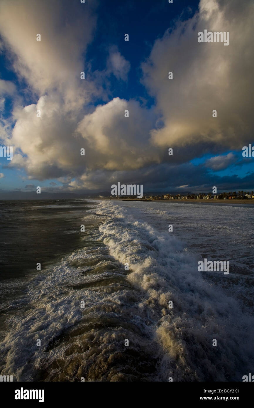 Una tempesta di neve sopra l'Oceano Pacifico presi dal molo di Venezia Foto Stock