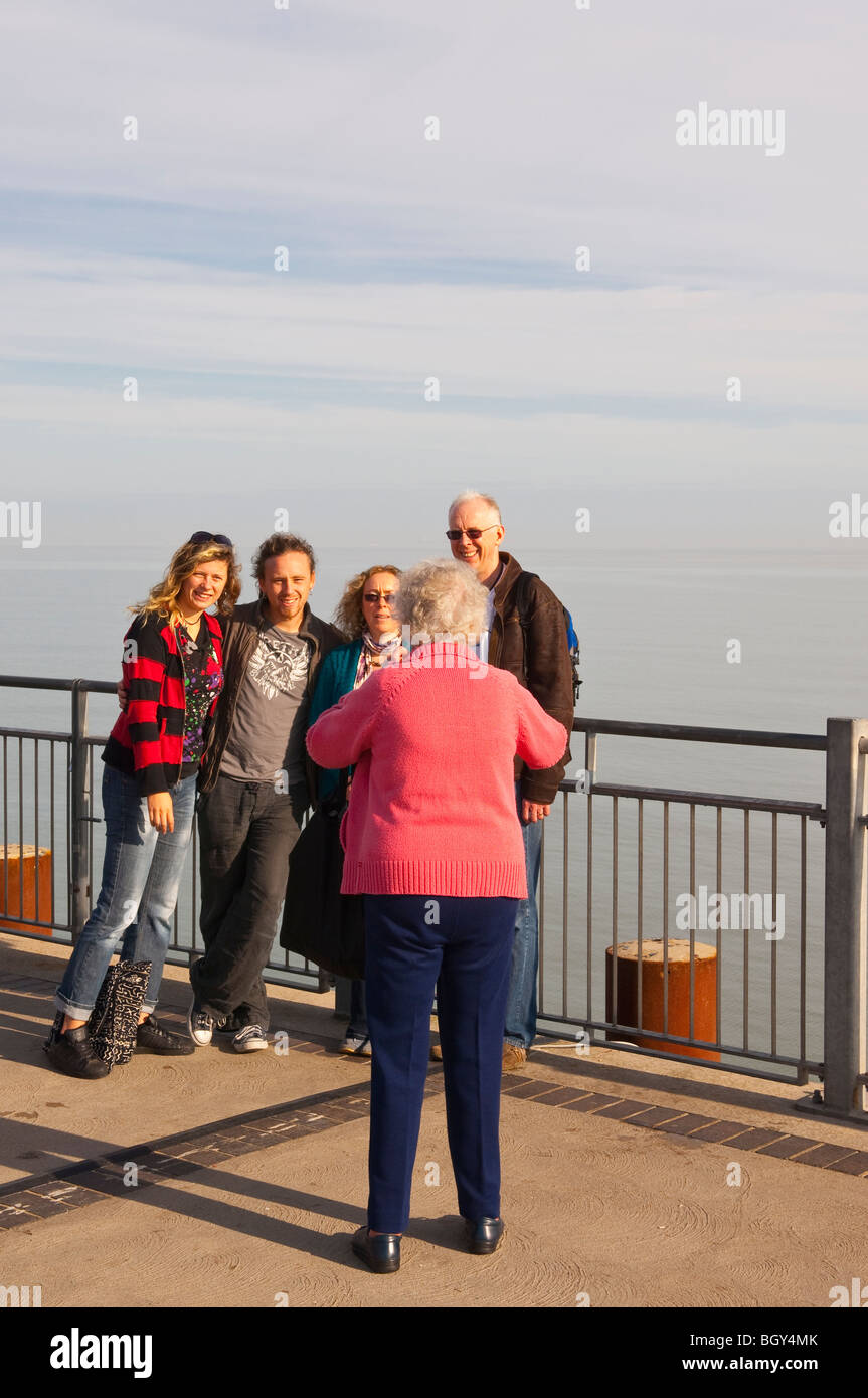 Grannny prende una foto di famiglia sul molo di Southwold , Suffolk , Inghilterra , Inghilterra , Regno Unito Foto Stock