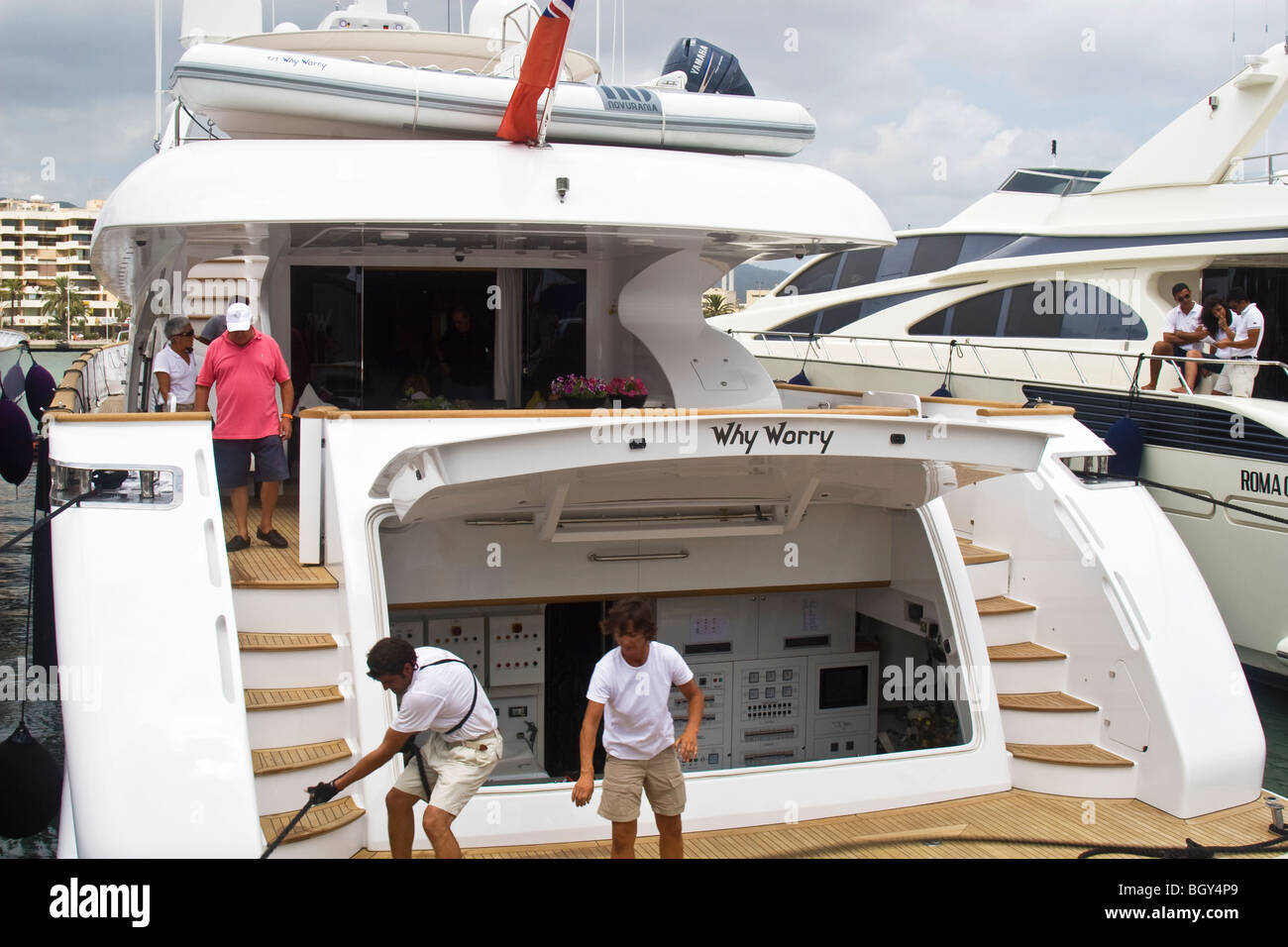 'Perché preoccuparsi degli yacht di lusso di attraccare in Ibiza porto. Foto Stock