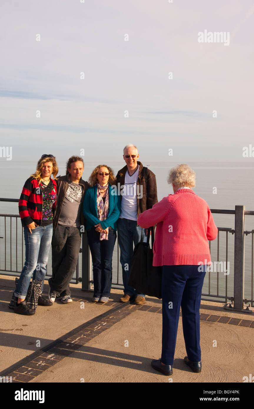Grannny prende una foto di famiglia sul molo di Southwold , Suffolk , Inghilterra , Inghilterra , Regno Unito Foto Stock
