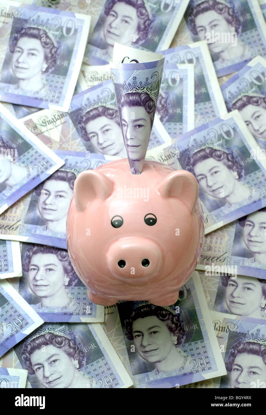 PIGGYBANK circondato da venti British pound note re l'economia dei redditi del risparmio il budget familiare la recessione soldi contanti UK Foto Stock