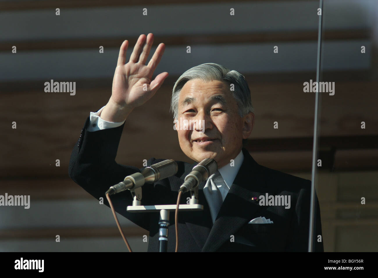 L'imperatore Akihito del Giappone riceve i saluti del pubblico sul suo 73rd compleanno, nei giardini del palazzo imperiale di Tokyo Foto Stock