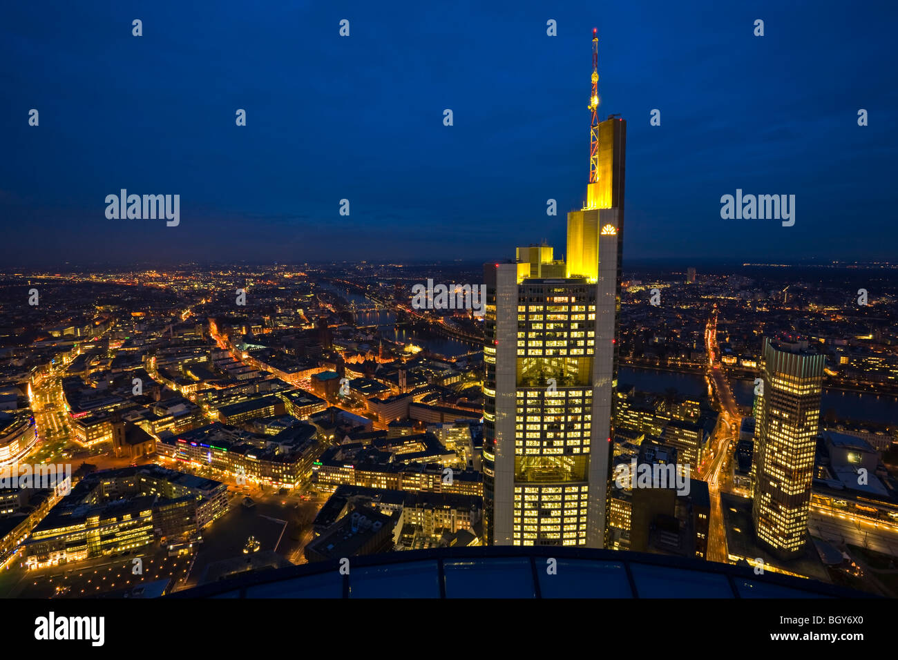 Torre della Commerzbank illuminato con luci gialle al tramonto visto da la torre principale della città di Francoforte am Main, Assia, G Foto Stock