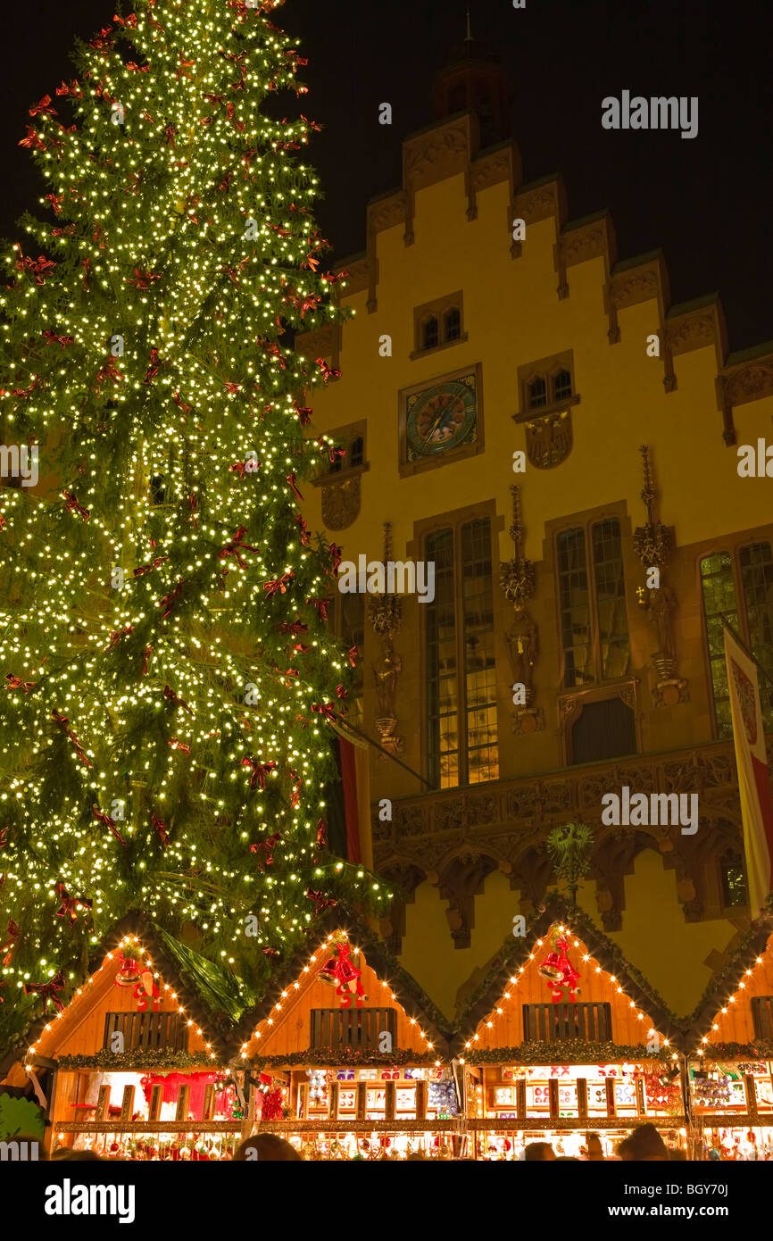 Christkindlmarkt (Mercatino di Natale) e un luminoso albero di Natale allestito nella parte anteriore del Römer, Rathaus (Municipio) in Foto Stock