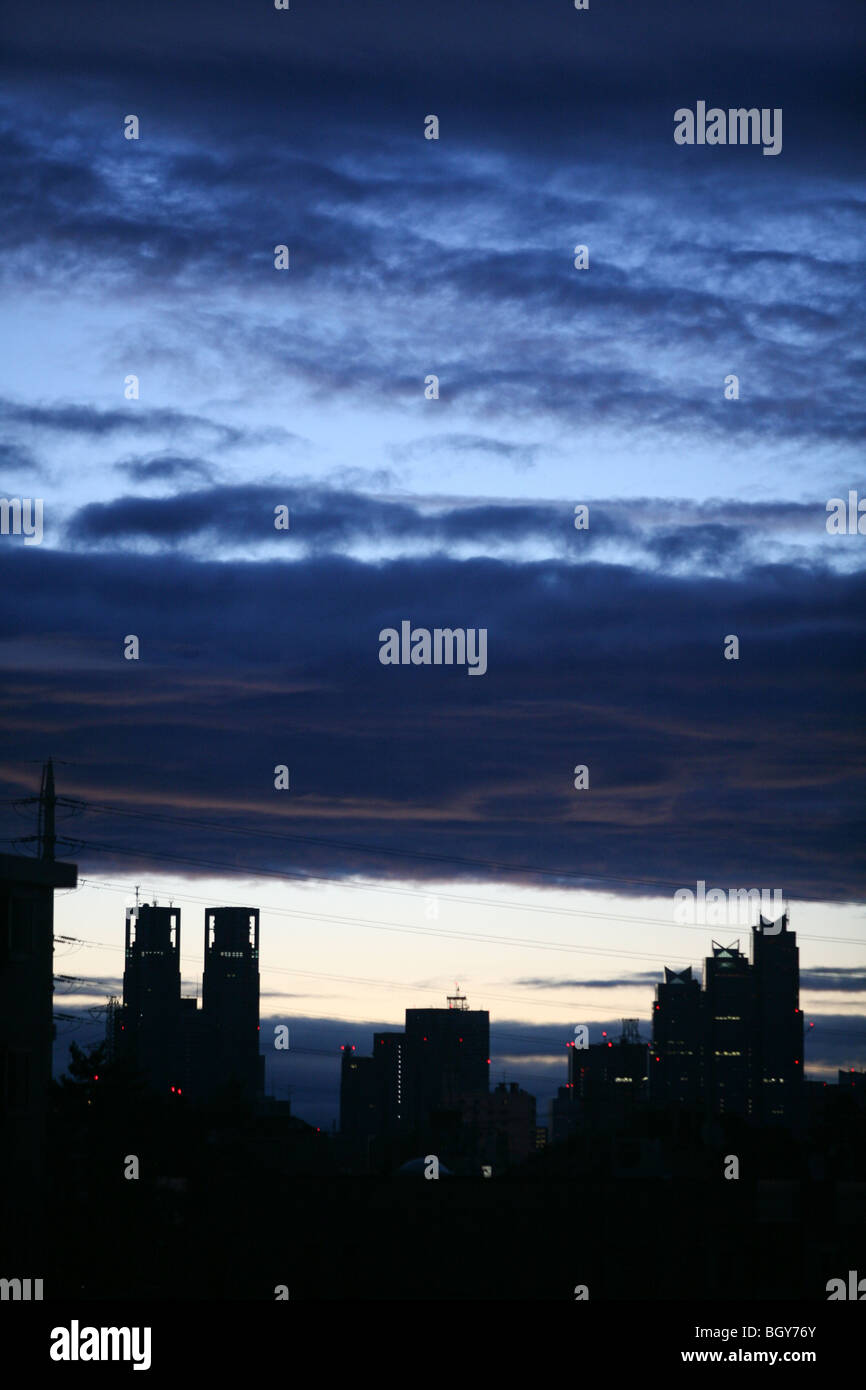 Shinjuku skyline con il metropolita di edifici del governo e a Tokyo in Giappone contro un moody drammatico cielo atmosferica. Foto Stock