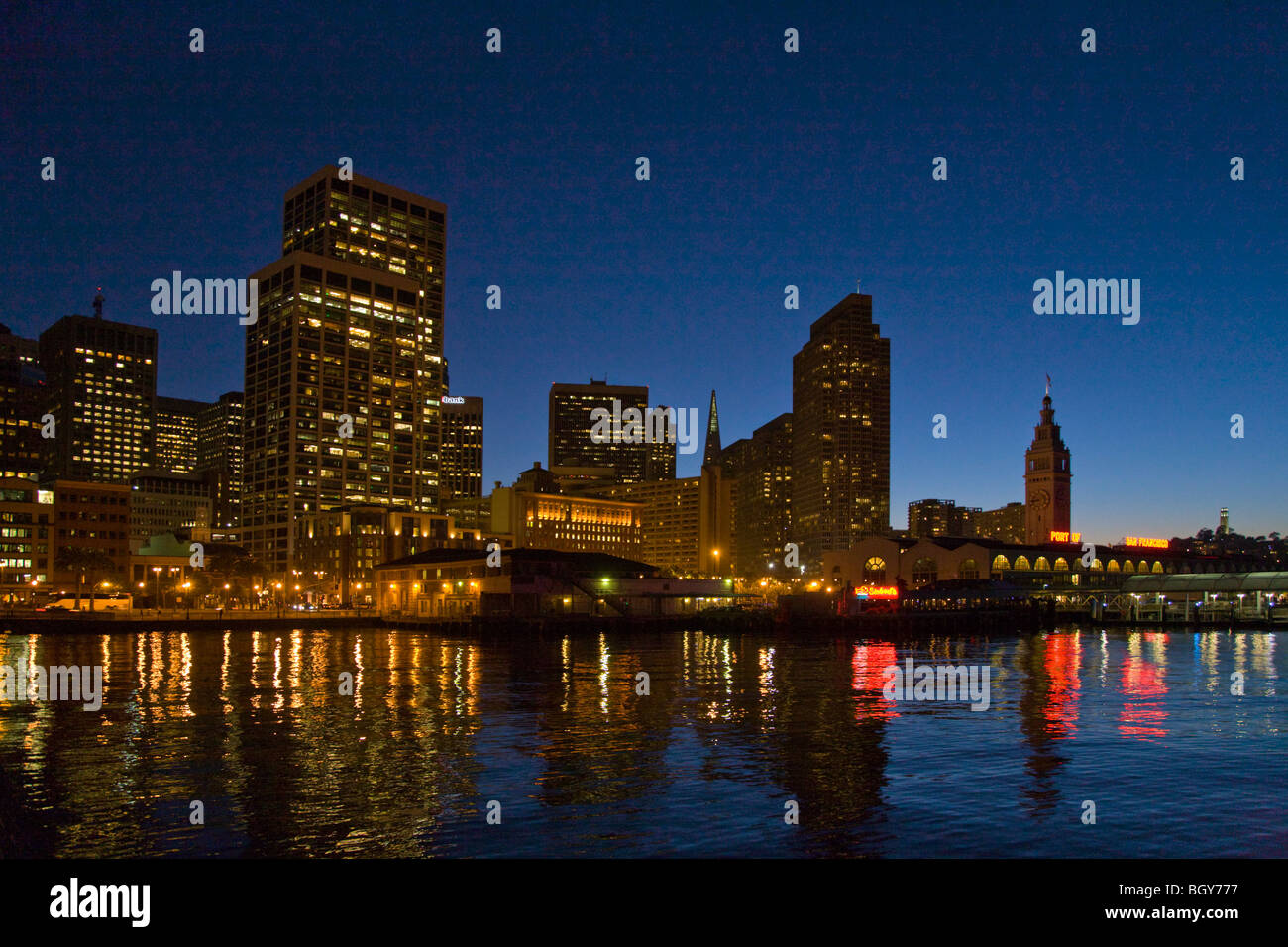 Un paesaggio urbano al tramonto dal Embarcadero - SAN FRANCISCO, CALIFORNIA Foto Stock
