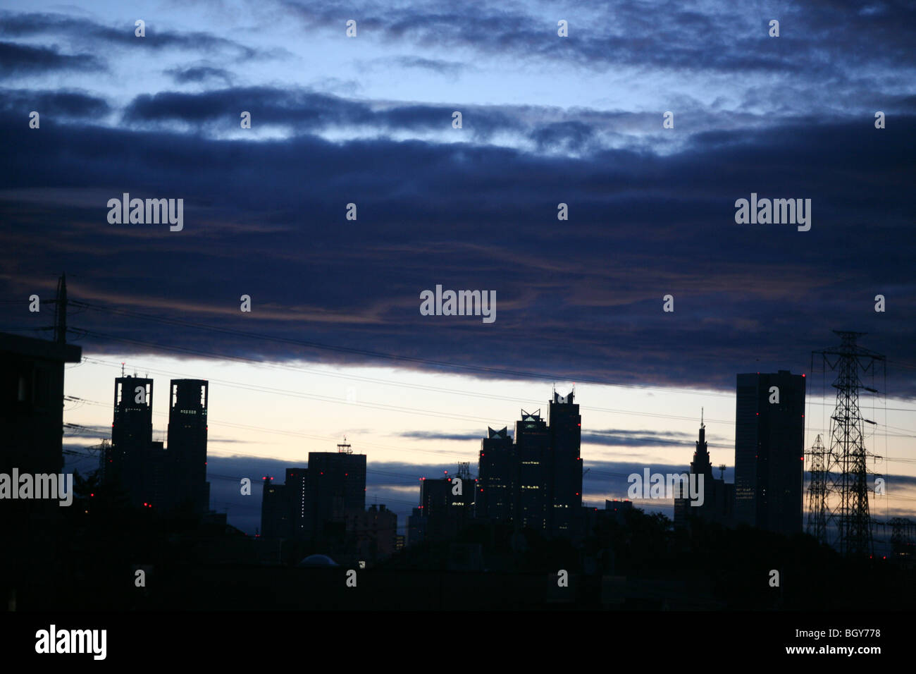 Shinjuku skyline con il metropolita di edifici del governo e a Tokyo in Giappone contro un moody drammatico cielo atmosferica. Foto Stock