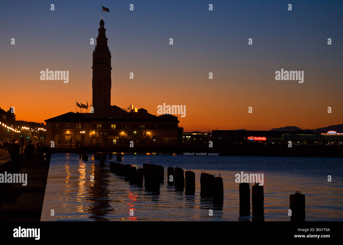 Il Ferry Building Marketplace al tramonto lungo l'EMBARCADERO - SAN FRANCISCO, CALIFORNIA Foto Stock