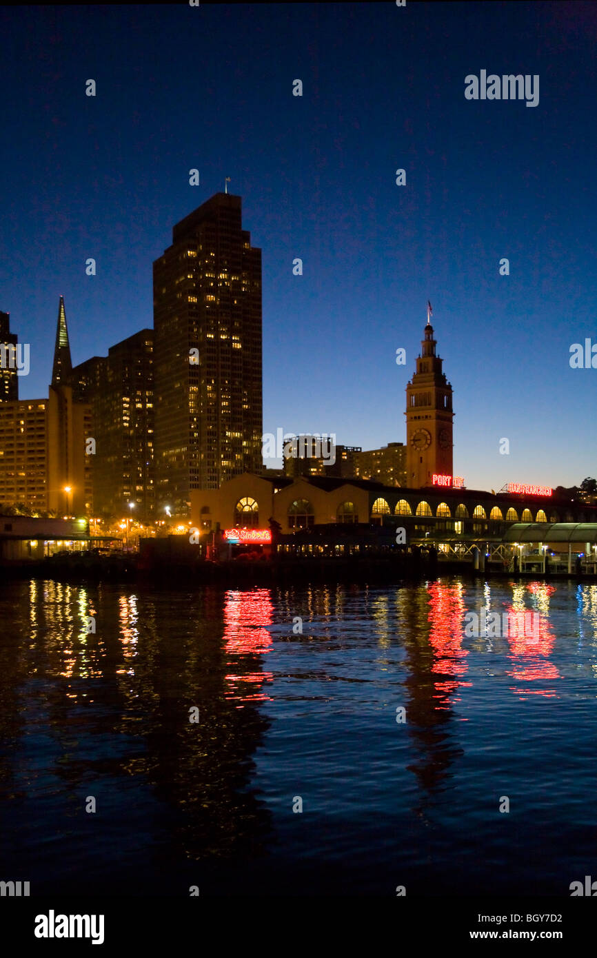 Un paesaggio urbano al tramonto dal Embarcadero - SAN FRANCISCO, CALIFORNIA Foto Stock