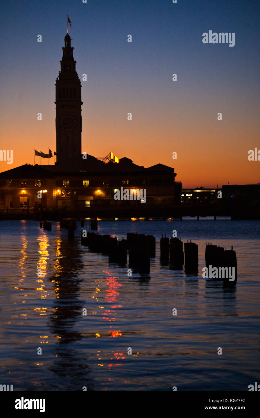 Il Ferry Building Marketplace al tramonto lungo l'EMBARCADERO - SAN FRANCISCO, CALIFORNIA Foto Stock