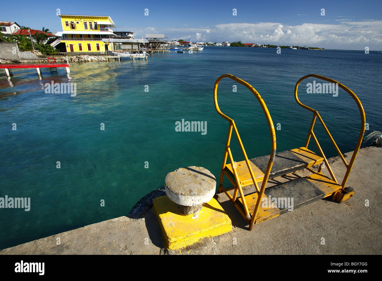 Il porto orientale visto dalla città Utila, sull'Isola di Utila, isole di Bay, Honduras Foto Stock