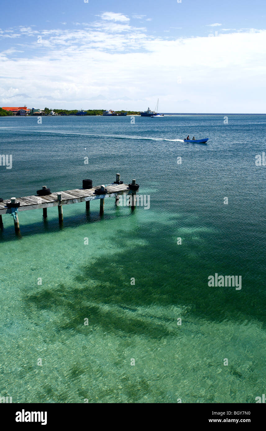 Il porto orientale visto dalla città Utila, sull'Isola di Utila, isole di Bay, Honduras Foto Stock