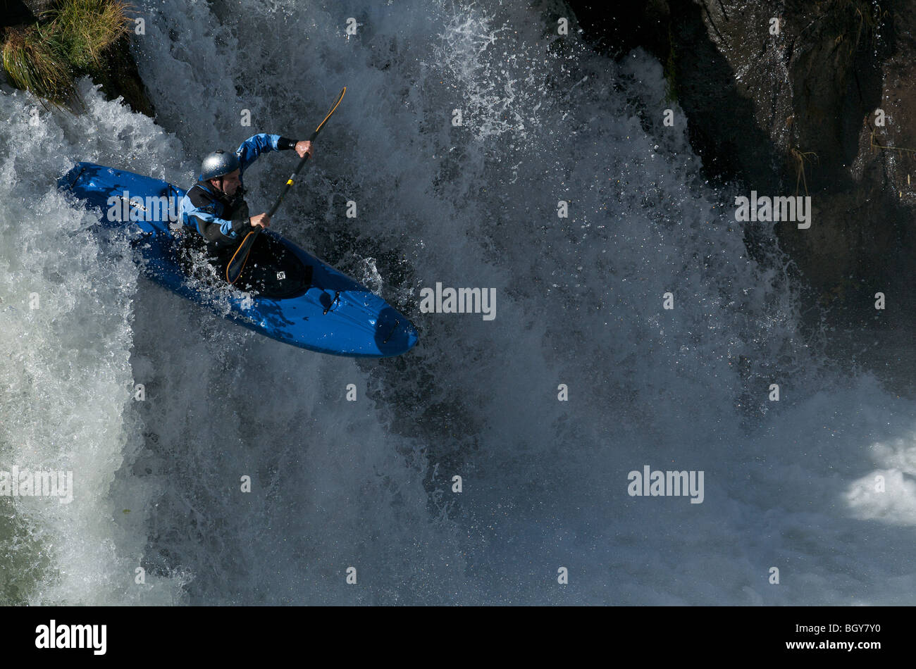 Un kayaker scende una cascata sul fiume Deschutes. Foto Stock