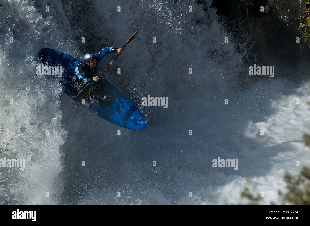 Un kayaker scende una cascata sul fiume Deschutes. Foto Stock