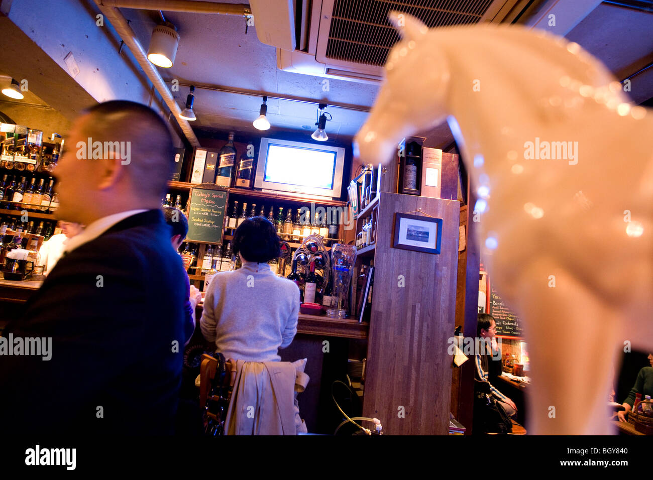 I clienti nella 'Helmsdale ' specialista whisky bar in Tokyo, Giappone, venerdì 30 gennaio 2009. Foto Stock