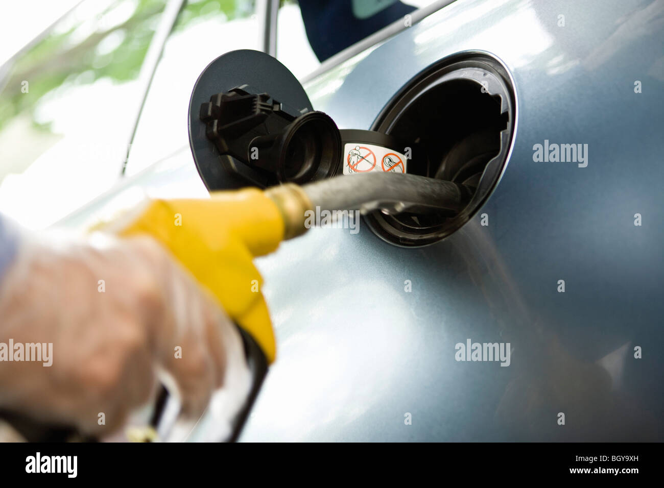 Il rifornimento di carburante il veicolo a gas station Foto Stock