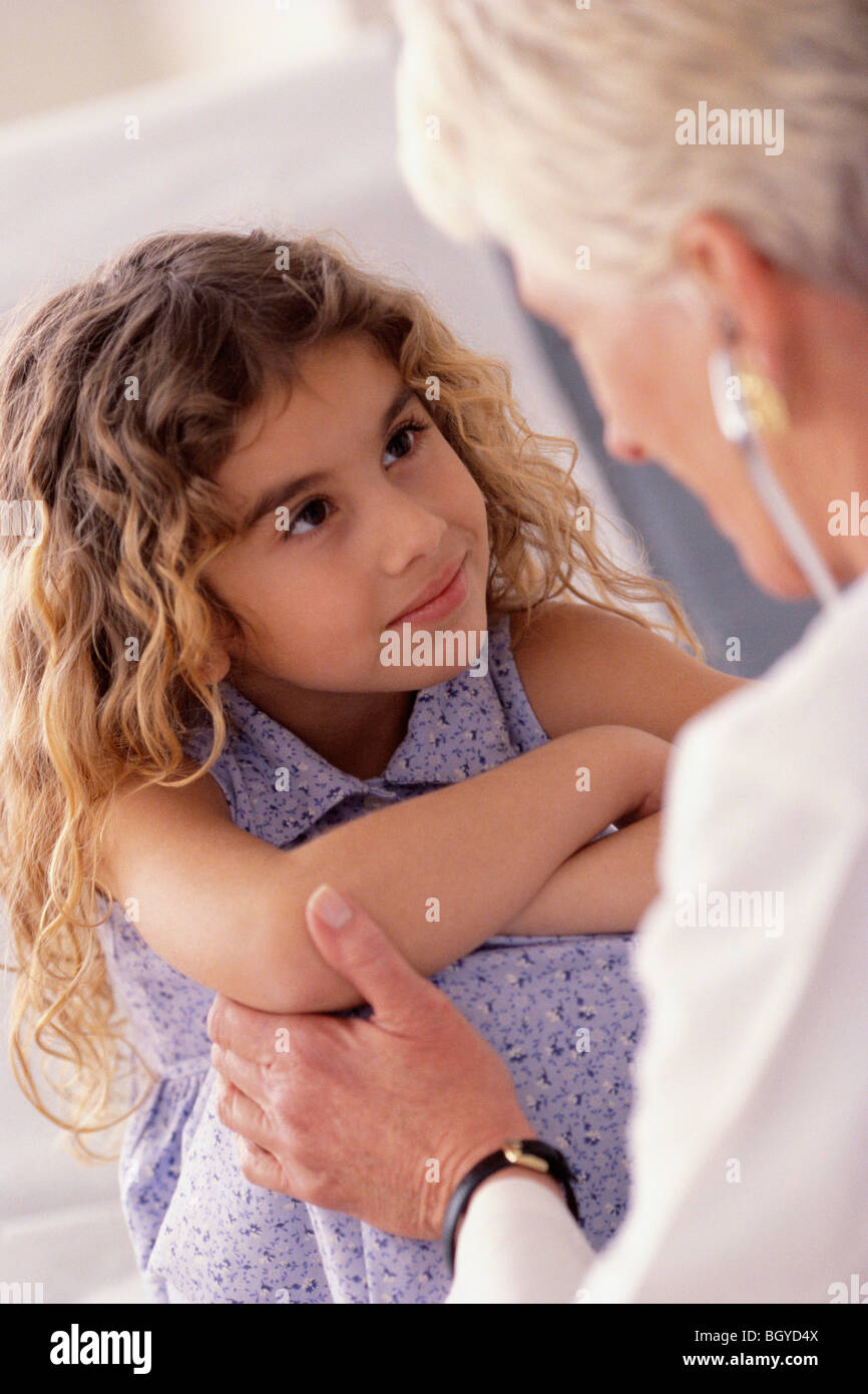 Medico di parlare alla ragazza giovane Foto Stock