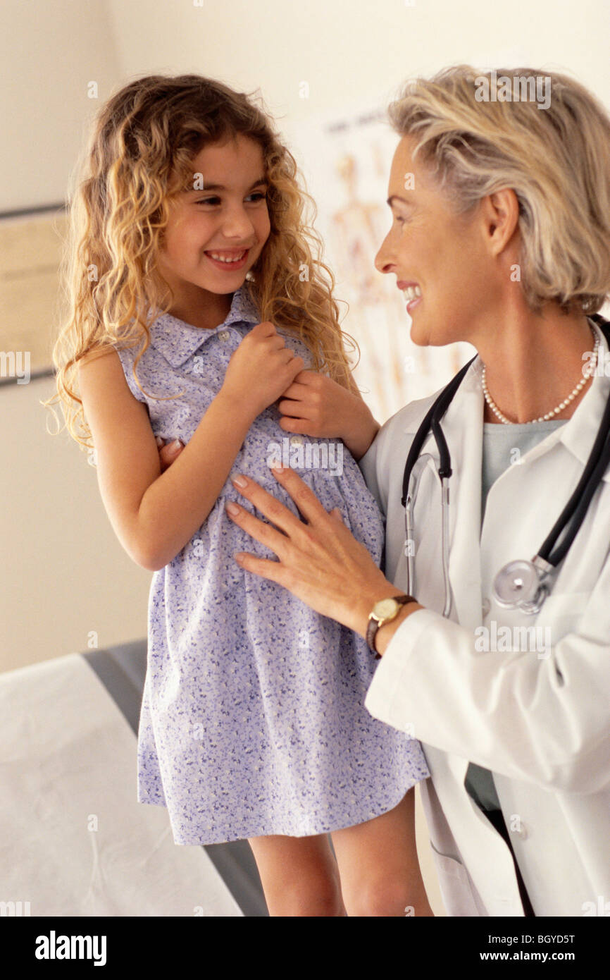 Giovane ragazza a medici checkup Foto Stock