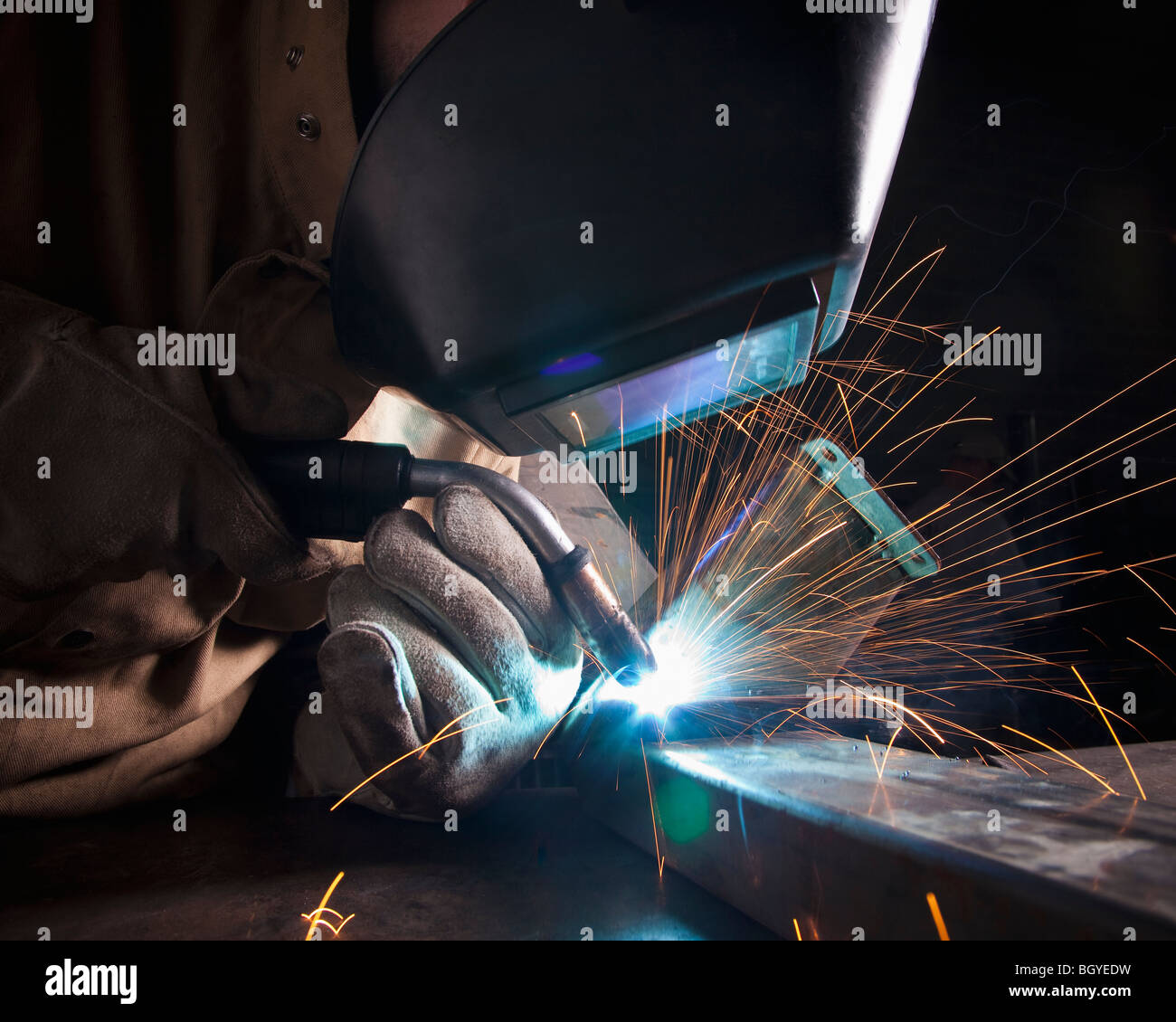 Lavoratore di acciaio nel negozio di metallo Foto Stock