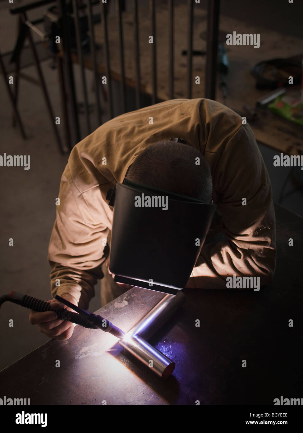 Lavoratore di acciaio nel negozio di metallo Foto Stock