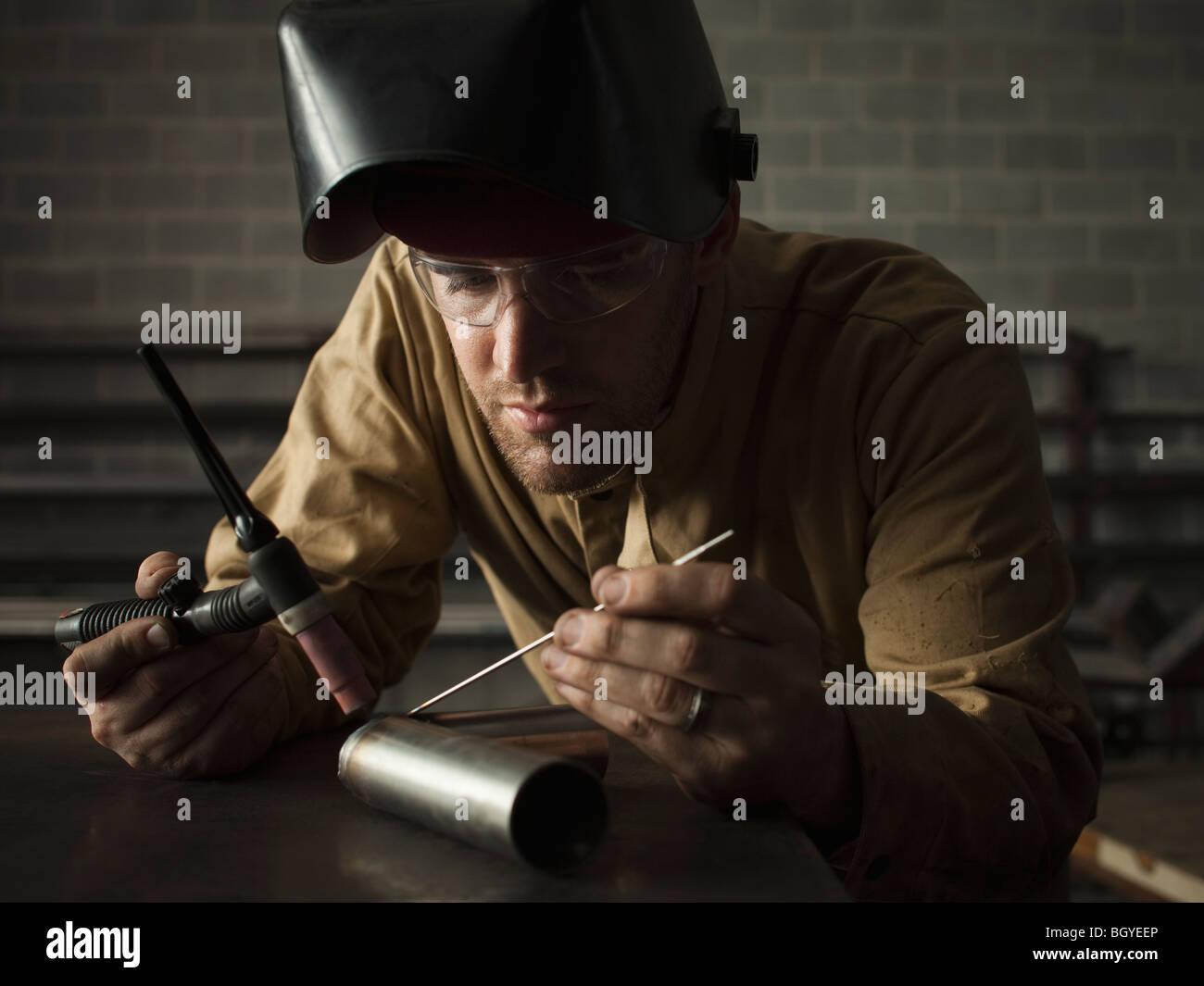 Lavoratore di acciaio nel negozio di metallo Foto Stock