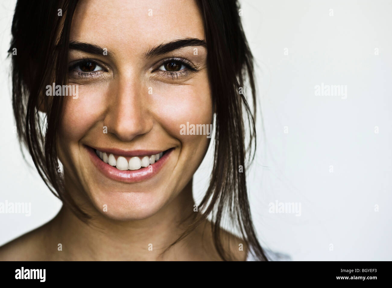 Giovane donna sorridente, ritratto Foto Stock