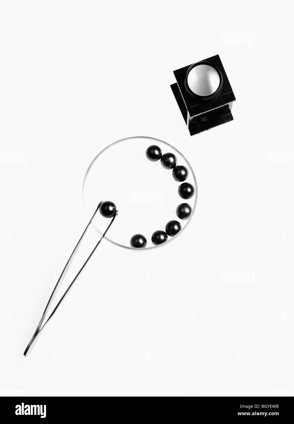 Pinzette e perle Foto Stock