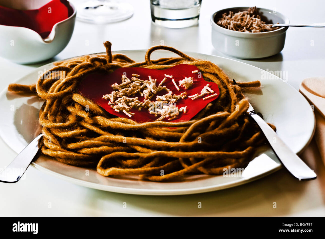 Concetto di cibo, fake spaghetti cena costruito da filati, tessuto e altri materiali Foto Stock