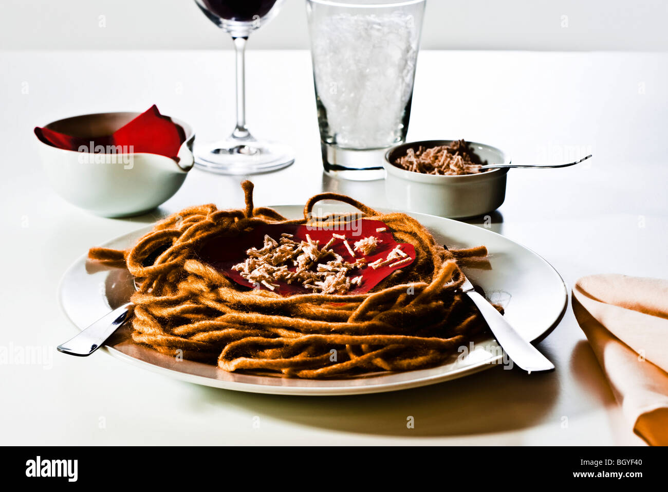 Concetto di cibo, fake spaghetti cena costruito da filati, tessuto e altri materiali Foto Stock