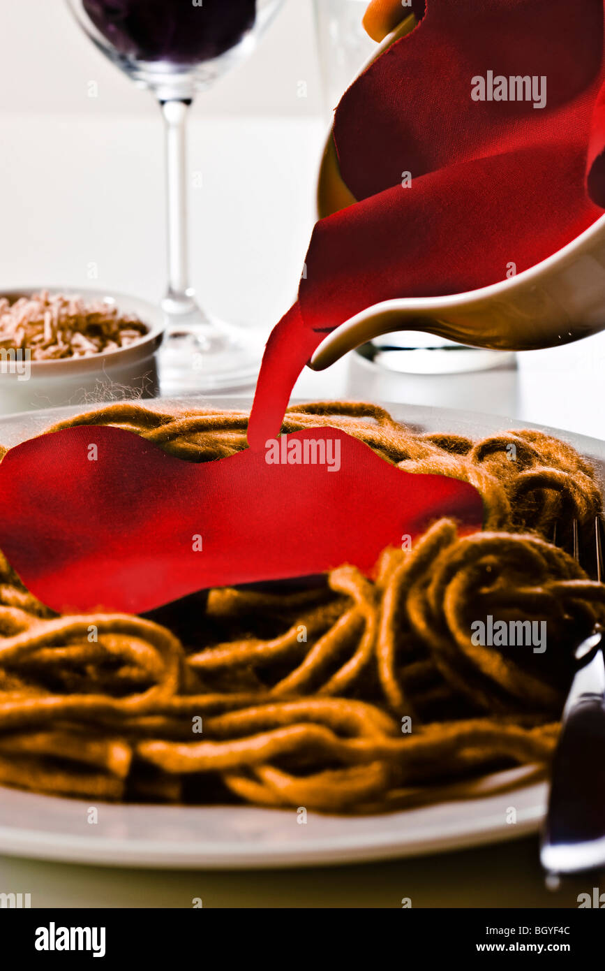 Concetto di cibo, fake spaghetti e salsa di pomodoro costruita da filati, tessuto e altri materiali Foto Stock