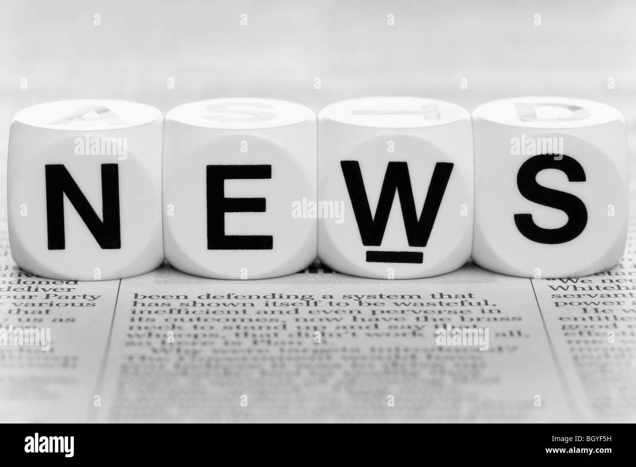 Dadi sulla parte superiore del giornale Foto Stock