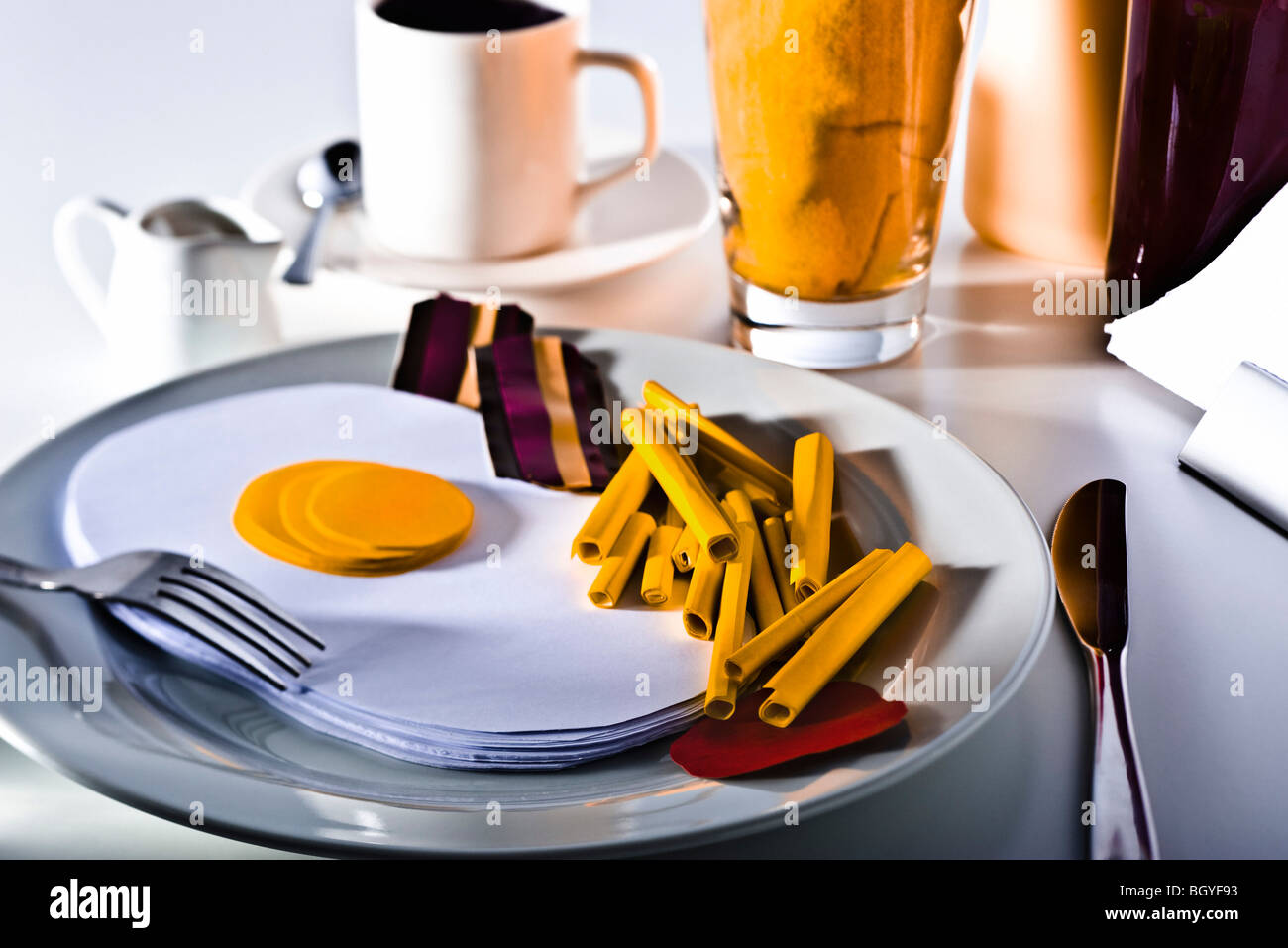 Concetto di cibo, fake colazione costruita dalla carta Foto Stock