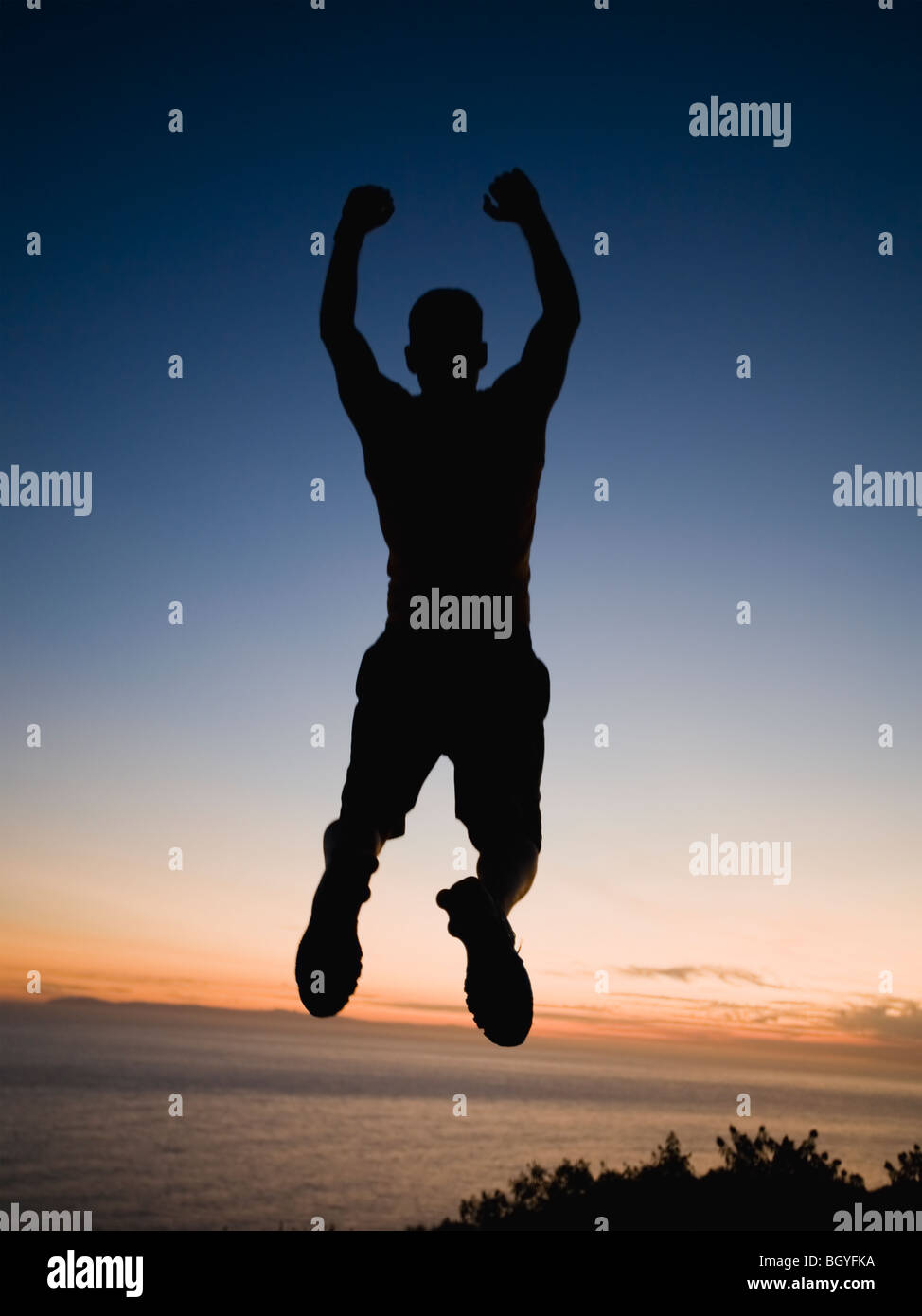 Silhouette di uomo jumping Foto Stock