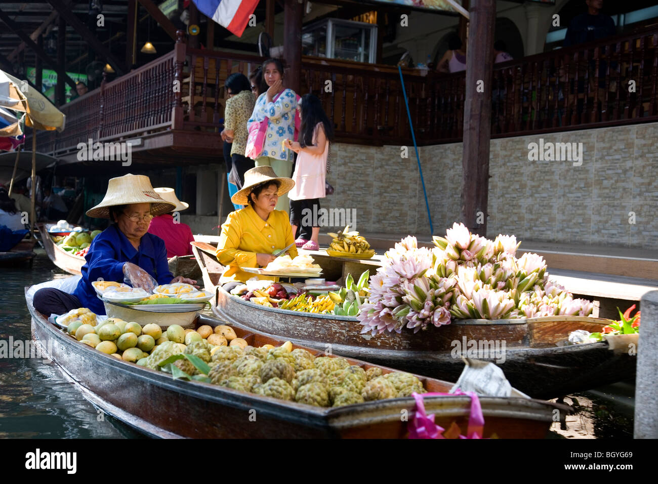 Mercato Galleggiante di Damnoen Saduak - per la vendita di frutta Foto Stock