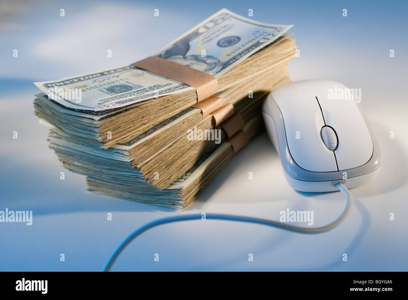 Il mouse del computer accanto al denaro Foto Stock