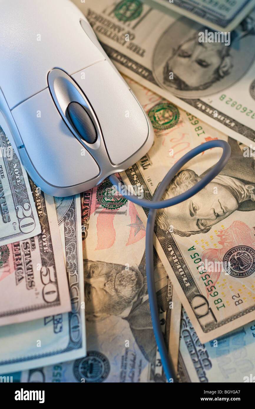 Il mouse del computer sulla sommità del denaro Foto Stock