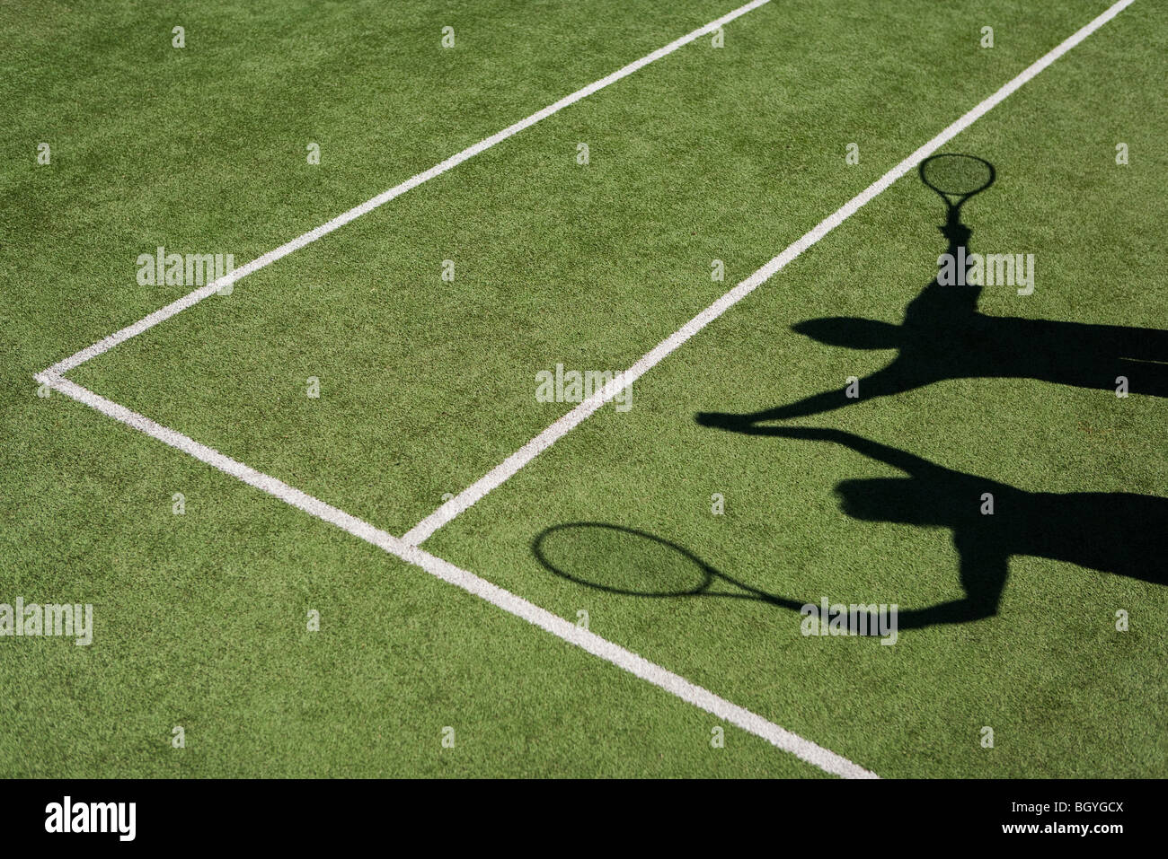 Ombra di giocatori di tennis alzando mani giunte in festa Foto Stock