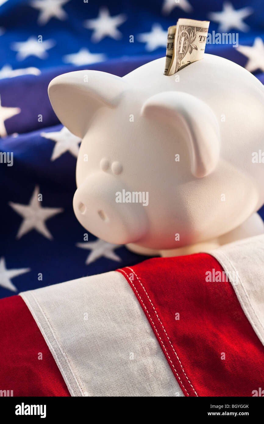 Piggybank sulla parte superiore della bandiera americana Foto Stock