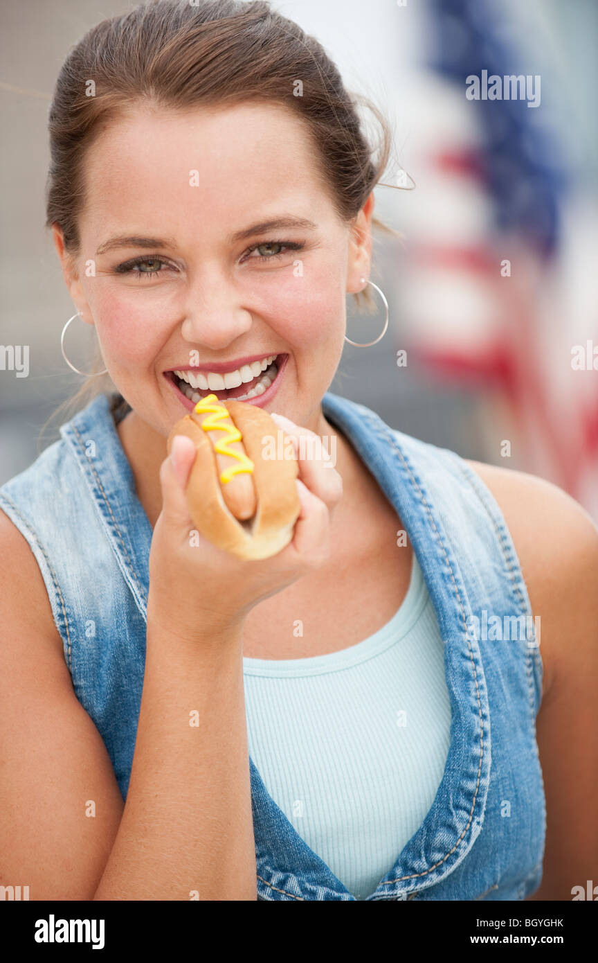 Donna fare yoga Foto Stock
