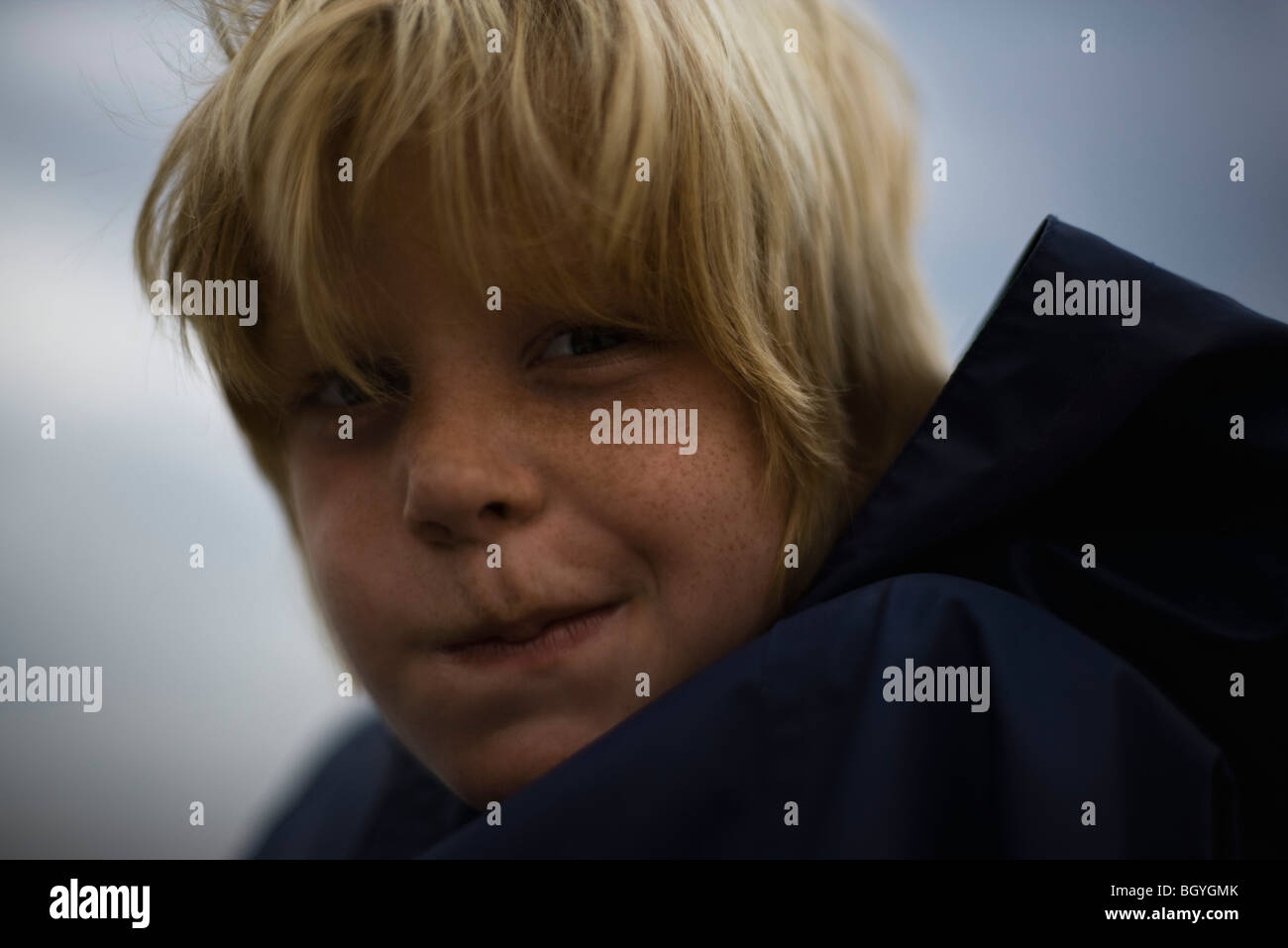 Ragazzo accigliata, ritratto Foto Stock