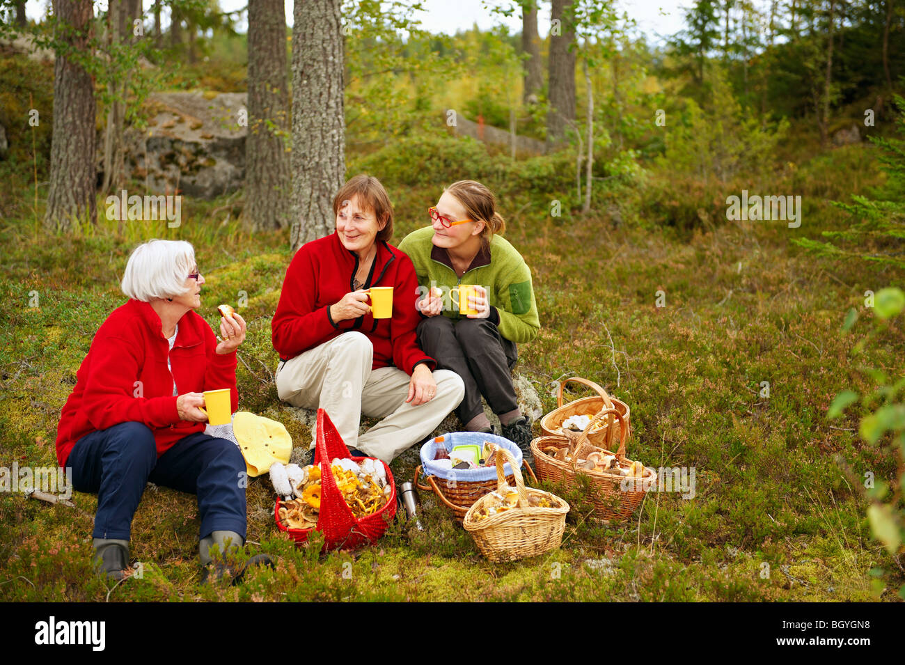 Le donne aventi la pausa caffè in foresta Foto Stock